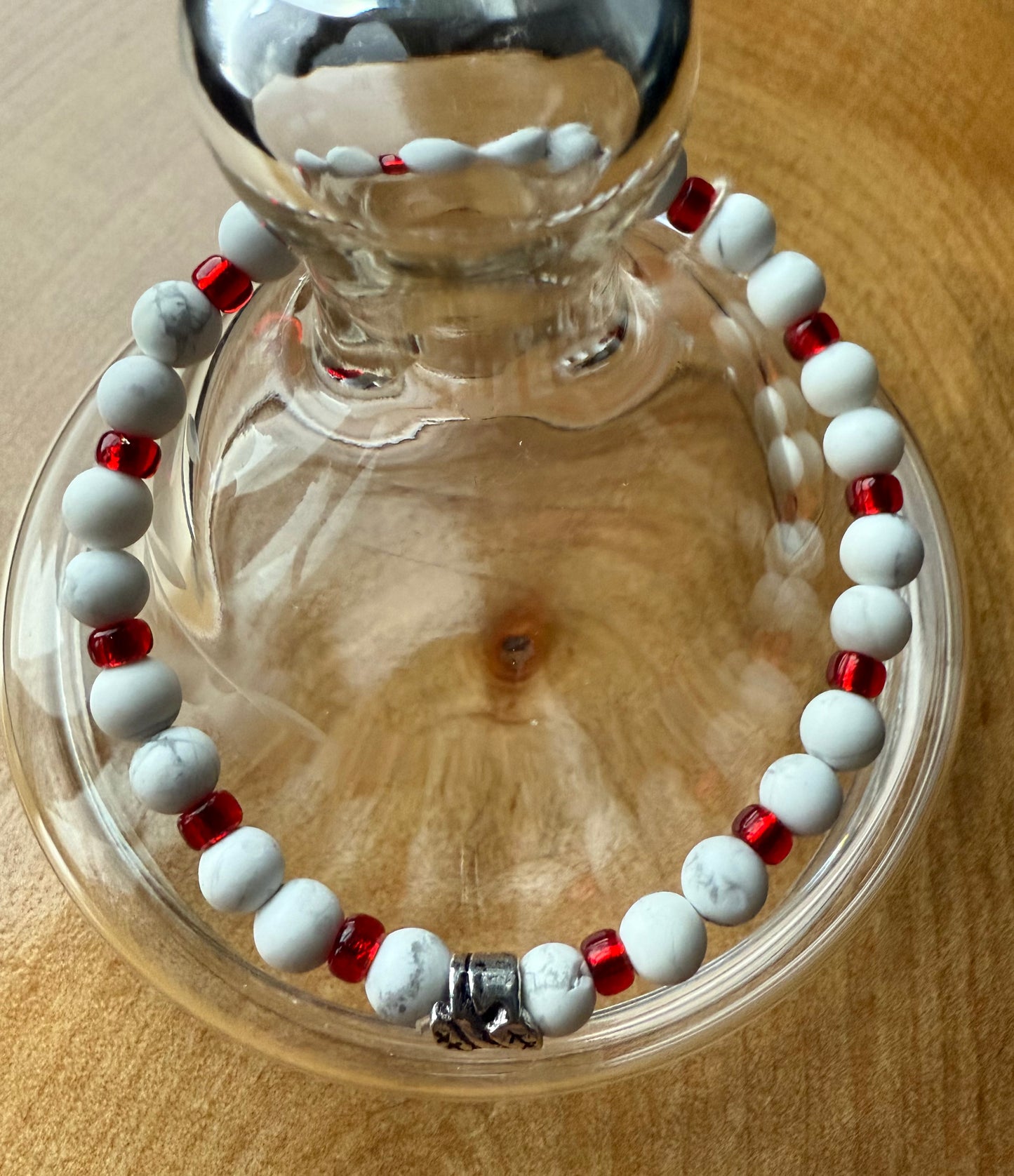 White Howlite Gemstone Beads & Red Miyuki Seed Beads Stretch Bracelet
